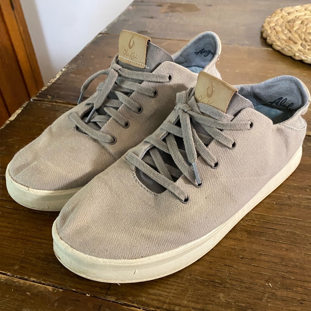 Women’s size 9 OluKai sneaker